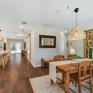 Luxury In The Heart Of South & Pool! Holiday home Tampa